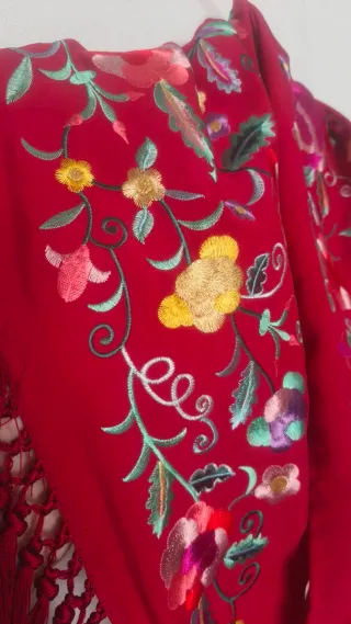Mantoncillo rojo bordado floral multicolor