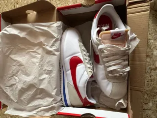 Zapatillas Nike Cortez Rojas y Blancas Y chanclas