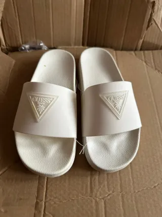 Zapatillas Nike Cortez Rojas y Blancas Y chanclas