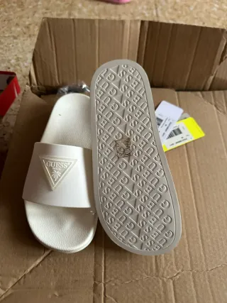 Zapatillas Nike Cortez Rojas y Blancas Y chanclas