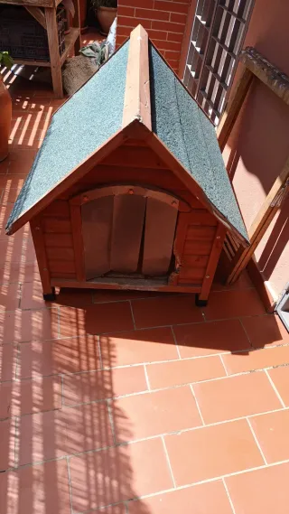 Caseta para perros madera. Tiene forro por dentro.