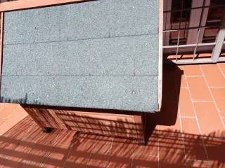 Caseta para perros madera. Tiene forro por dentro.