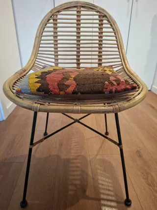 Silla de mimbre.