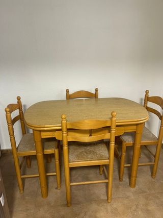 Mesa de cocina y 4 sillas de madera