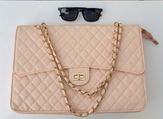 Bolso rosa grande acolchado con cadena dorada