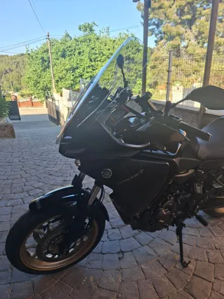 Yamaha Tracer 7 Negra y Dorada