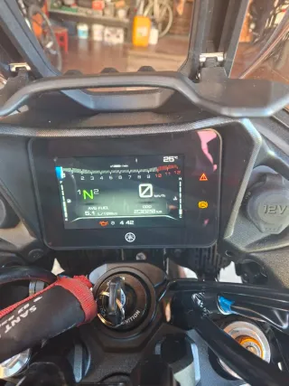 Yamaha Tracer 7 Negra y Dorada