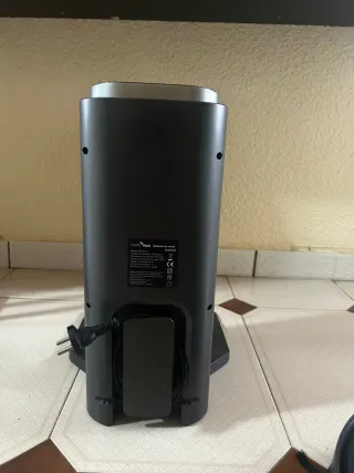 Robot aspirador negro y gris