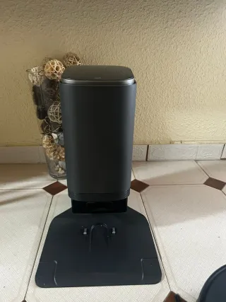 Robot aspirador negro y gris