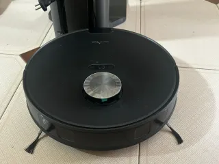 Robot aspirador negro y gris