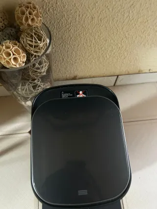 Robot aspirador negro y gris