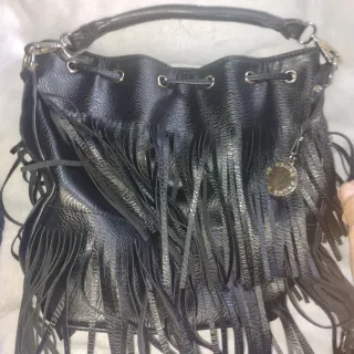 Bolso negro con flecos