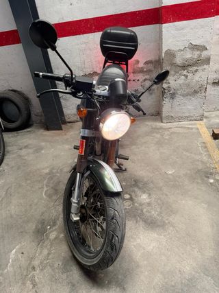 Moto 125cc Diseño Custom Negra y Verde