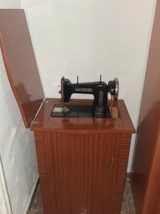 Máquina de coser Wertheim antigua con mueble