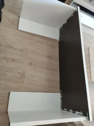 Escritorio blanco con cajonera