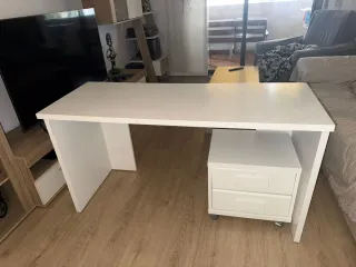 Escritorio blanco con cajonera