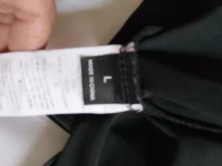 Camiseta cuello alto negra con corazones