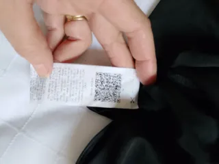 Camiseta cuello alto negra con corazones