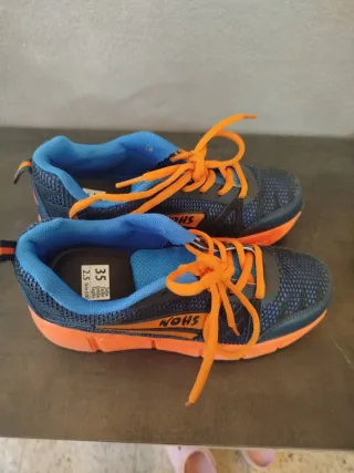 Zapatillas WOHS con ruedas azul y naranja