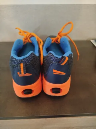 Zapatillas WOHS con ruedas azul y naranja