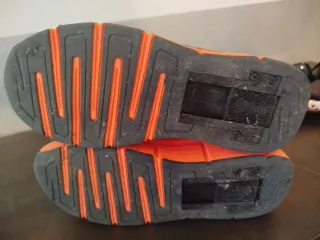Zapatillas WOHS con ruedas azul y naranja