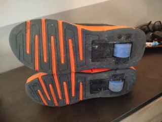 Zapatillas WOHS con ruedas azul y naranja
