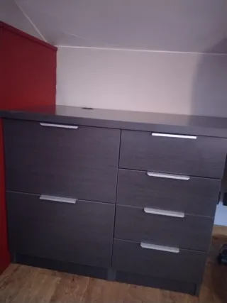 Escritorio de oficina gris oscuro y silla