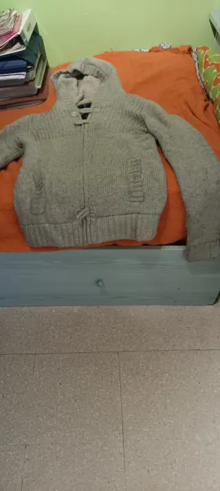 Cazadora de lana gris con capucha