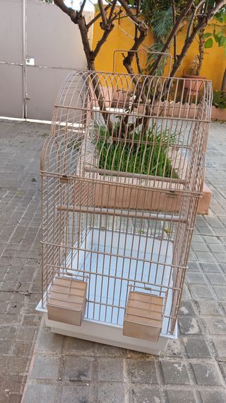 Jaula para pájaros beige y blanca