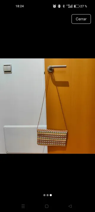 Bolso de mano con cadena dorada