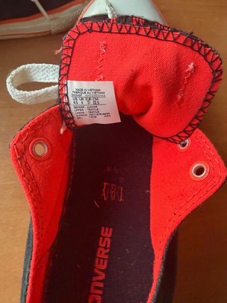 Zapatillas Converse Negras y Rojas