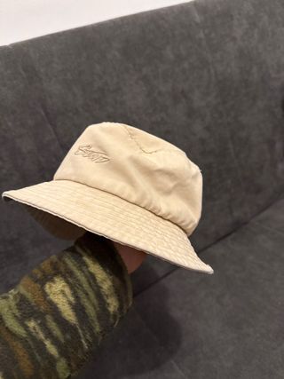 Gorro bucket beige con logo pull