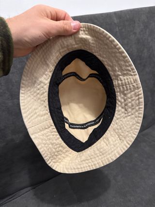 Gorro bucket beige con logo pull