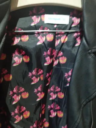 Cazadora Desigual efecto piel floral