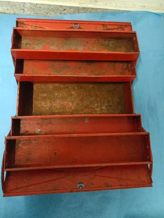 Caja de herramientas metálica roja