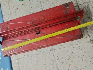 Caja de herramientas metálica roja
