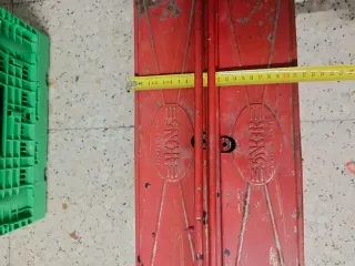 Caja de herramientas metálica roja