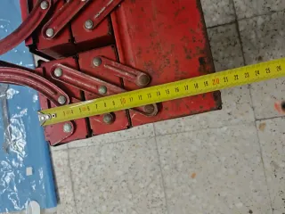 Caja de herramientas metálica roja