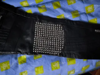 Pantalón motera piel tachuelas