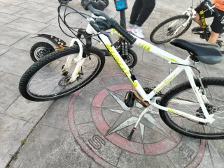 Bicicleta blanca con detalles amarillos