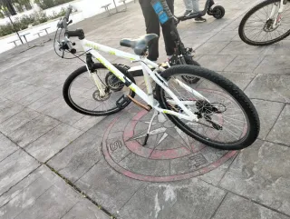 Bicicleta blanca con detalles amarillos