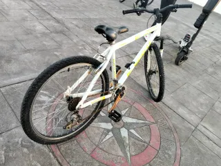 Bicicleta blanca con detalles amarillos