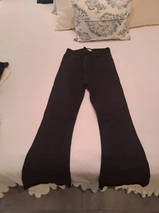 Pantalón vaquero campana Bershka negro