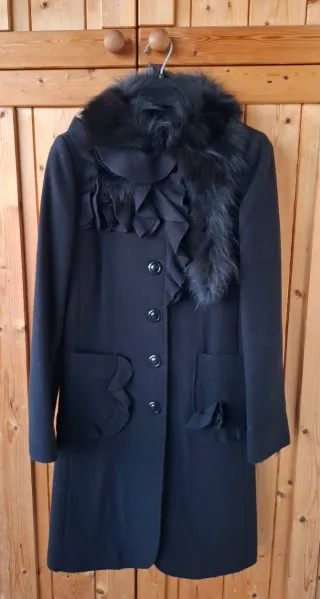 Cappotto nero con pelliccia