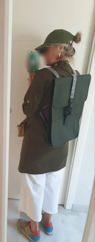 Mochila Rains impermeable verde