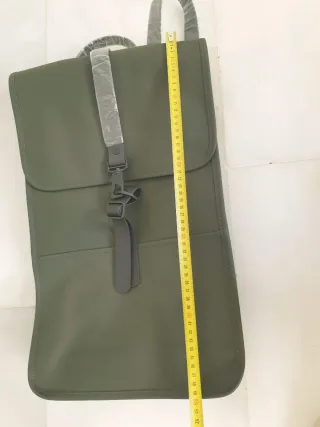 Mochila Rains impermeable verde