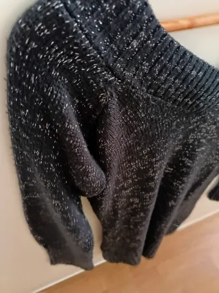 Jersey negro con detalles dorados