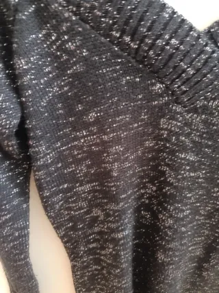 Jersey negro con detalles dorados