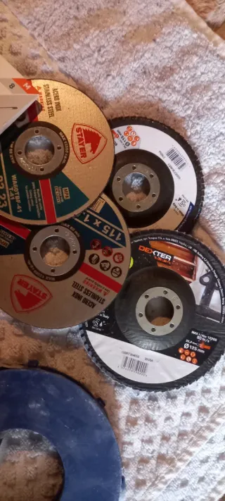 Lote de herramientas: guantes, discos y más