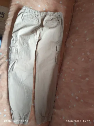 Pantalón cargo chico beige